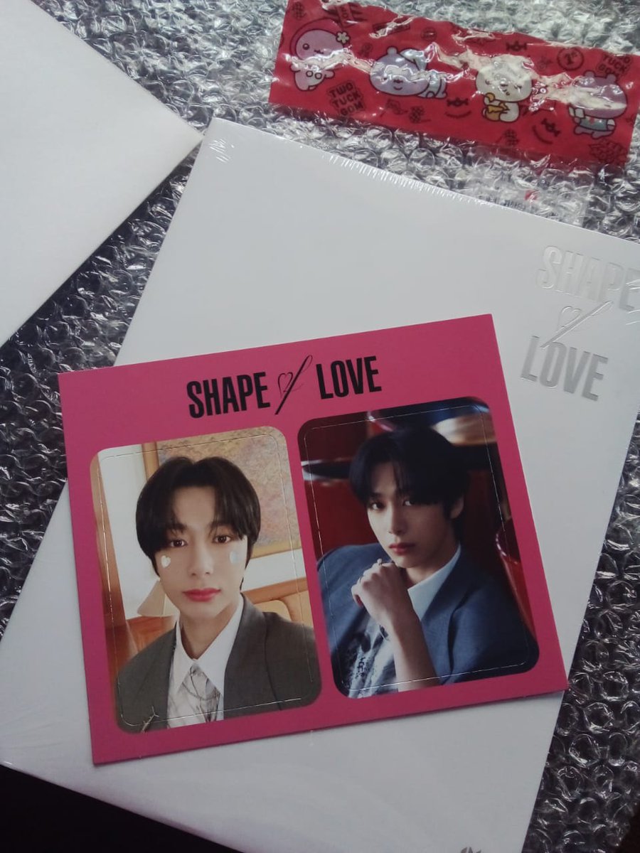 hotteokdeWonho's tweet photo. AAAAAAA VENGO A PRESUMIR MI #ShapeofLove 
Gracias, gracias @monbebest_ar llegó todo super bien! 
#몬스타엑스 #MONSTA_X @OfficialMonstaX https://t.co/SVon9BFoSz