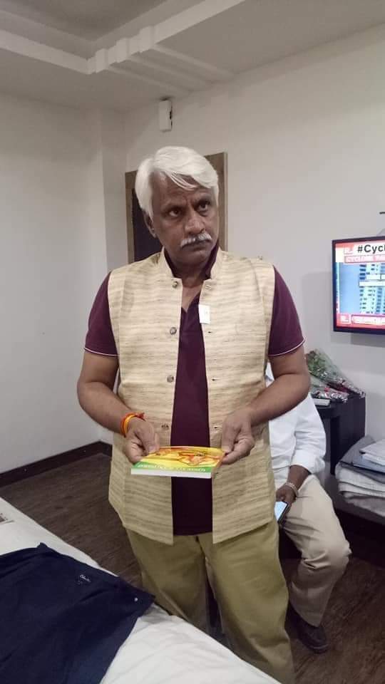 PunamSiddhu1008's tweet photo. #वयं #राष्ट्रे #जागृयामि #पुरोहिता का बीड़ा उठाये सर पर कफ़न बांध कर जन-जागृति की मशाल हाथ में लेकर चलने वाले सप्तर्षियों #RSNSingh
#PushpendrKulshreshthji #GDBakshiji
#PawanSinha
#SushilPandit ji
आदि का त्याग व अमूल्य योगदान भुलाया नहीं जा सकेगा।
भारतवासी इनके सदैव ऋणी रहेंगे। https://t.co/Dze8xSutWT