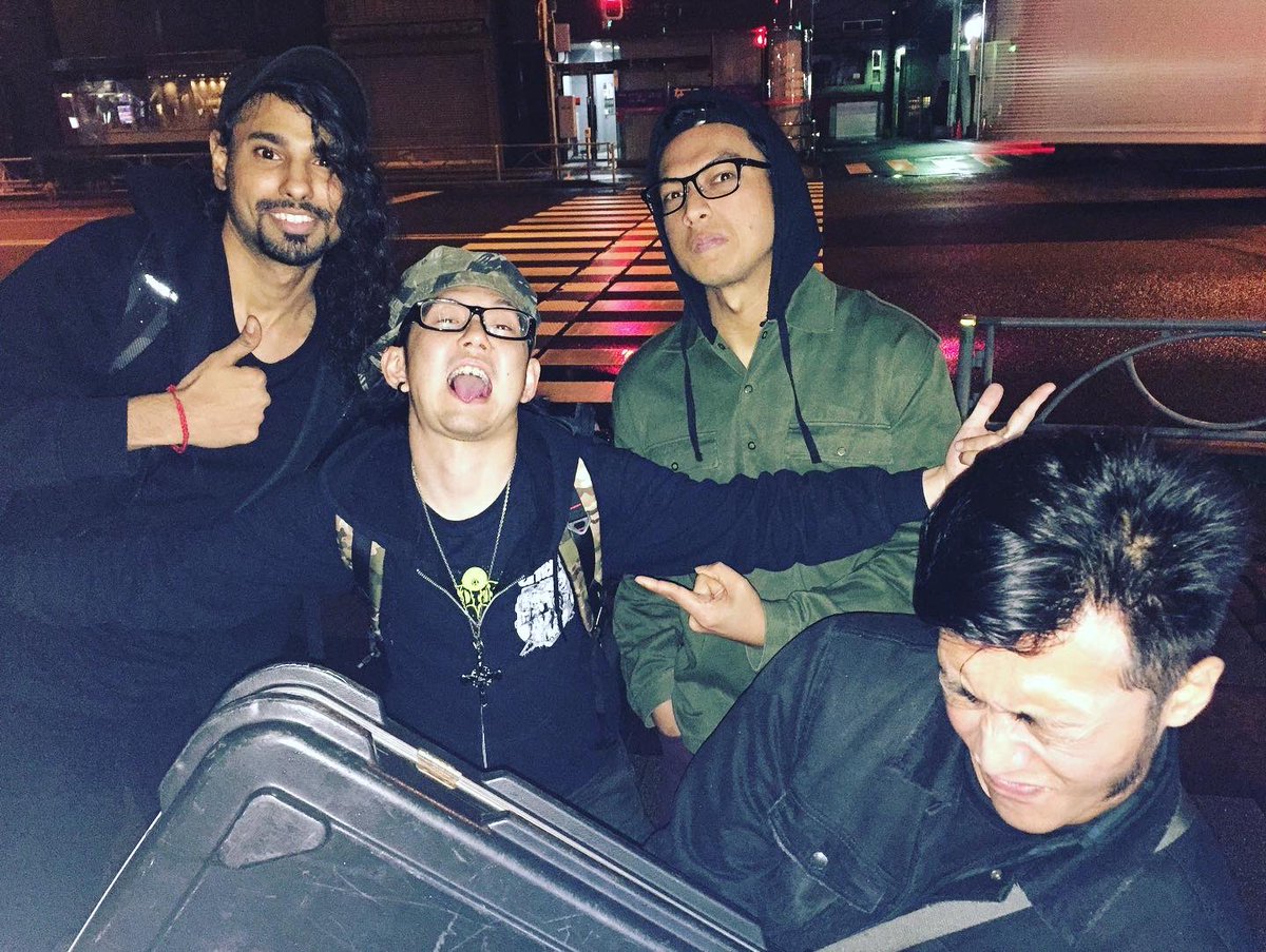 Thank you Arif😢😢😢
wormrotからアリフが抜けたと聞いて。
ステージ上で飛行機みたいな動きするの最高にクールやったなー