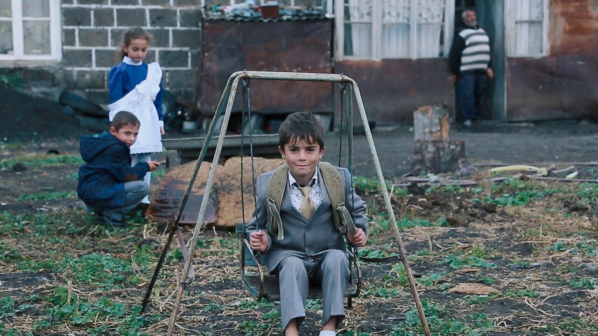 FACIUNIBecas's tweet image. 🎞️• #CortosDestacados 

#TheTrader, 2018

Un hombre vende ropa de segunda mano y artículos para el hogar en su furgoneta en la zona rural de Georgia a cambio de patatas, la única moneda disponible en la región.

¿Lo vieron?