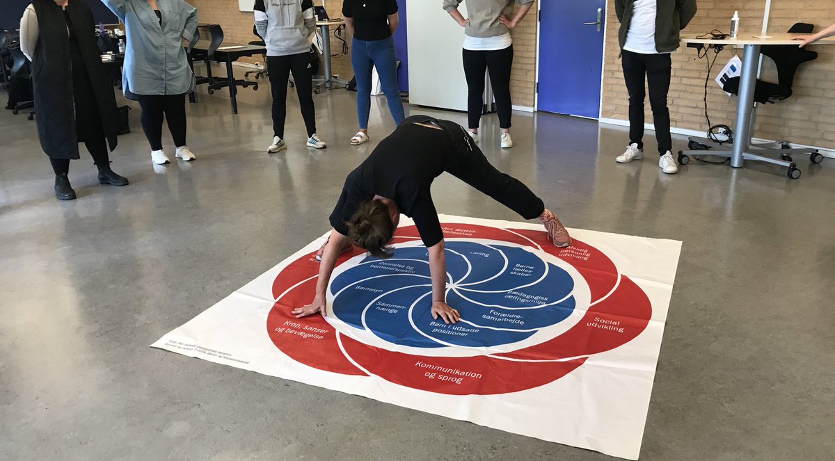 ZeuthenFrederik's tweet photo. #playfullearningdk #playlearndk #phabsalon #pædagoguddannelsen Vejledere og studerende fra anden praktik til exploratorium med blik for legen i dagtilbud. https://t.co/ZuBMXLyytF