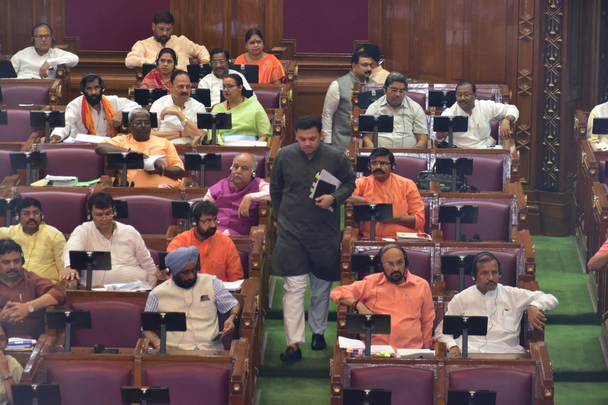 आज लखनऊ के विधान भवन में चल रहे विधानसभा सत्र समापन दिवस की कार्यवाही में सम्मिलित हुआ एवं सदन कार्यवाही के दौरान मा0 सदस्यों द्वारा मेरे विभाग से संबंधित सदन में पूछे गए प्रश्नों के उत्तर दिए।