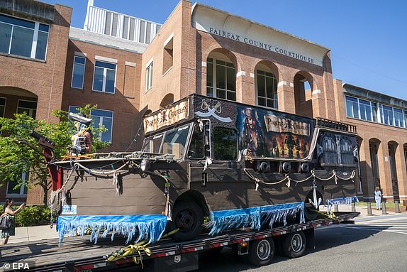 DailyMail's tweet photo. 'Pirates of the Caribbean' themed truck spotted in front of courthouse

🔴 JOHNNY DEPP VS. AMBER HEARD TRIAL LIVE 👉 https://t.co/FjDOgYh5VD https://t.co/0FEayY57Ww