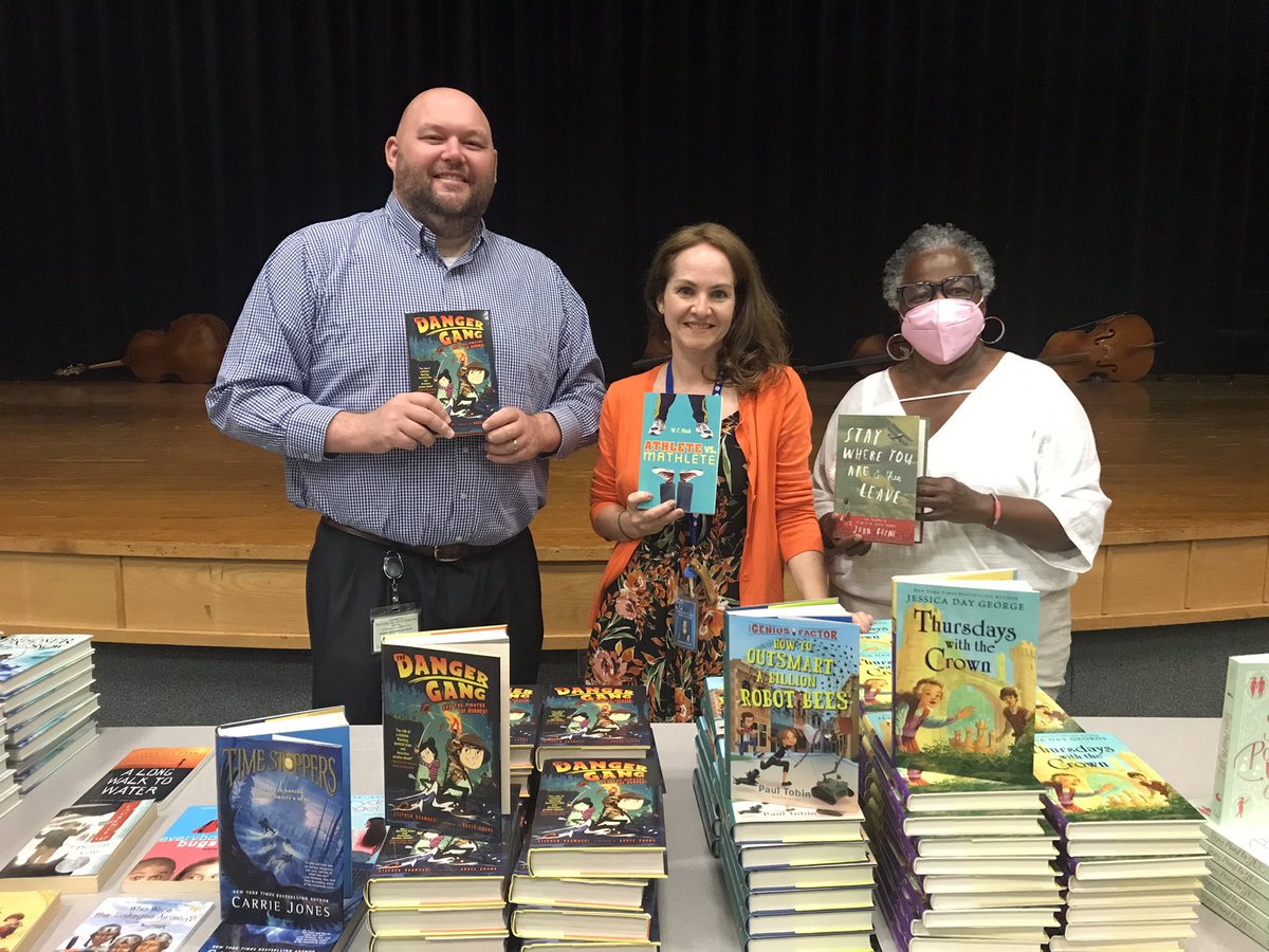 Huge thank you to the Martha Mason Hill Memorial Foundation and the Children’s Museum for gifting a book to every 6th grade student <a href="/gwcarvermiddle/">Carver Middle School</a>! Happy reading! ❤️📚<a href="/childrensmuseu2/">Children's Museum VA</a> @ bryanhicks59 <a href="/Canning_2ndLit/">Caroline Canning</a> <a href="/Emily_Stains413/">Emily Stains</a> #oneCCPS