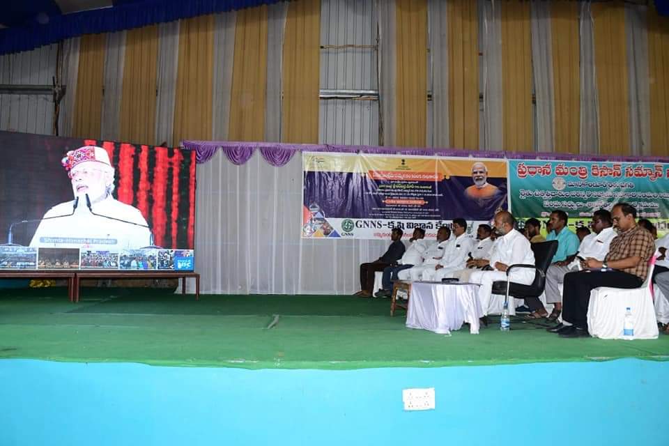 bandisanjay_bjp's tweet photo. Attended Hon'ble PM Shri @narendramodi ji's session on #GaribKalyanSammelan marking 8-years of Seva, Sushasan,aur Garib Kalyan,organised by GNSS Krishi Vigyan Kendram at Annaram, Manakondur.
Under #PMKisan an amount of ₹21000crore benefiting 10crore farmer families was released. https://t.co/wlKGcW4Jrb