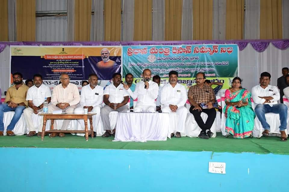 bandisanjay_bjp's tweet photo. Attended Hon'ble PM Shri @narendramodi ji's session on #GaribKalyanSammelan marking 8-years of Seva, Sushasan,aur Garib Kalyan,organised by GNSS Krishi Vigyan Kendram at Annaram, Manakondur.
Under #PMKisan an amount of ₹21000crore benefiting 10crore farmer families was released. https://t.co/wlKGcW4Jrb