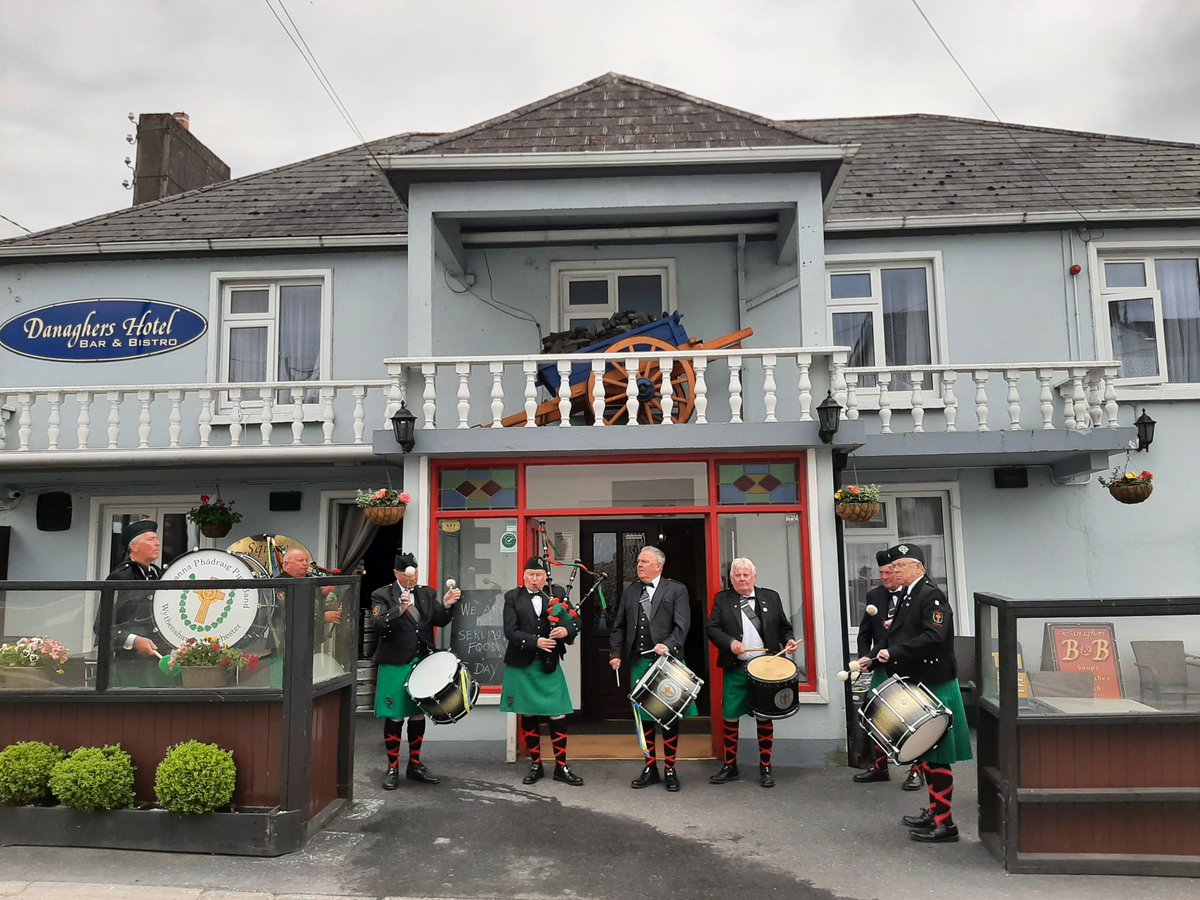 Abourke3Aoife's tweet photo. The Fianna Phadraig Pipe Band tour of Cong Village.
#HomeToMayo #MayoManchester #Cong #Mayo https://t.co/AXb9eTs8CV