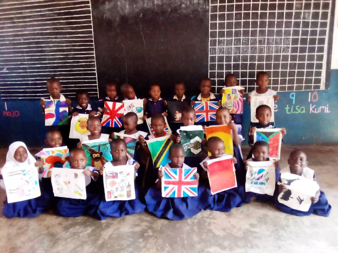 EdUKaid's tweet photo. Children at Likonde Primary were excited to receive the beautiful bags sent over from @SarumAcademy #Salisbury Sarum’s students had decorated the bags to represent the U.K. on one side and #Tanzania on the other - celebrating the link between the 2 schools. 
#schoollink https://t.co/sogXdsd5e4