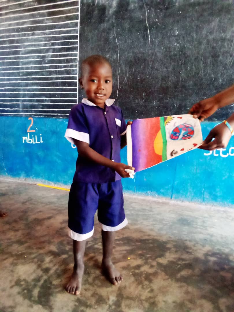 EdUKaid's tweet photo. Children at Likonde Primary were excited to receive the beautiful bags sent over from @SarumAcademy #Salisbury Sarum’s students had decorated the bags to represent the U.K. on one side and #Tanzania on the other - celebrating the link between the 2 schools. 
#schoollink https://t.co/sogXdsd5e4