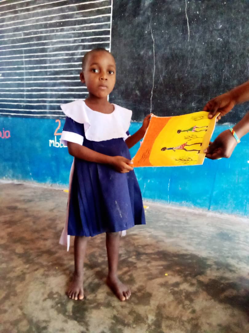 EdUKaid's tweet photo. Children at Likonde Primary were excited to receive the beautiful bags sent over from @SarumAcademy #Salisbury Sarum’s students had decorated the bags to represent the U.K. on one side and #Tanzania on the other - celebrating the link between the 2 schools. 
#schoollink https://t.co/sogXdsd5e4