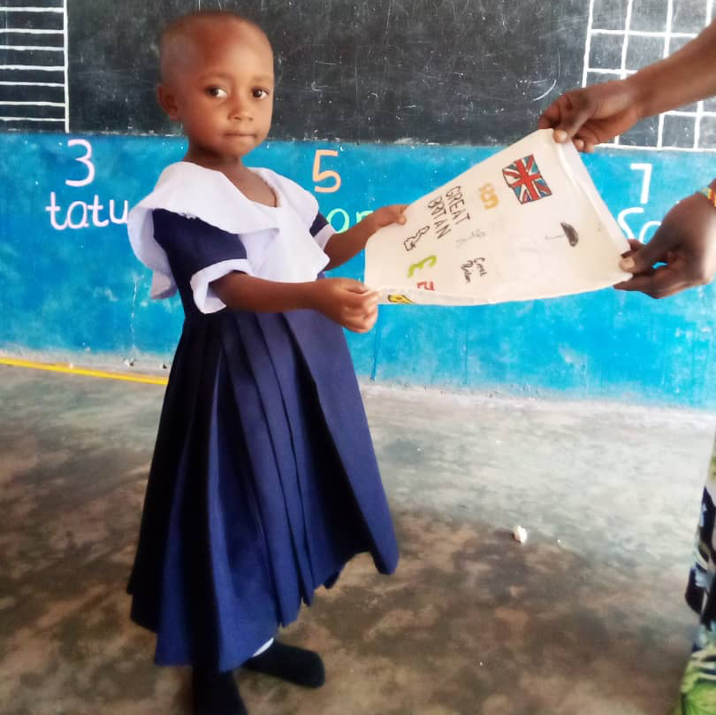 EdUKaid's tweet photo. Children at Likonde Primary were excited to receive the beautiful bags sent over from @SarumAcademy #Salisbury Sarum’s students had decorated the bags to represent the U.K. on one side and #Tanzania on the other - celebrating the link between the 2 schools. 
#schoollink https://t.co/sogXdsd5e4