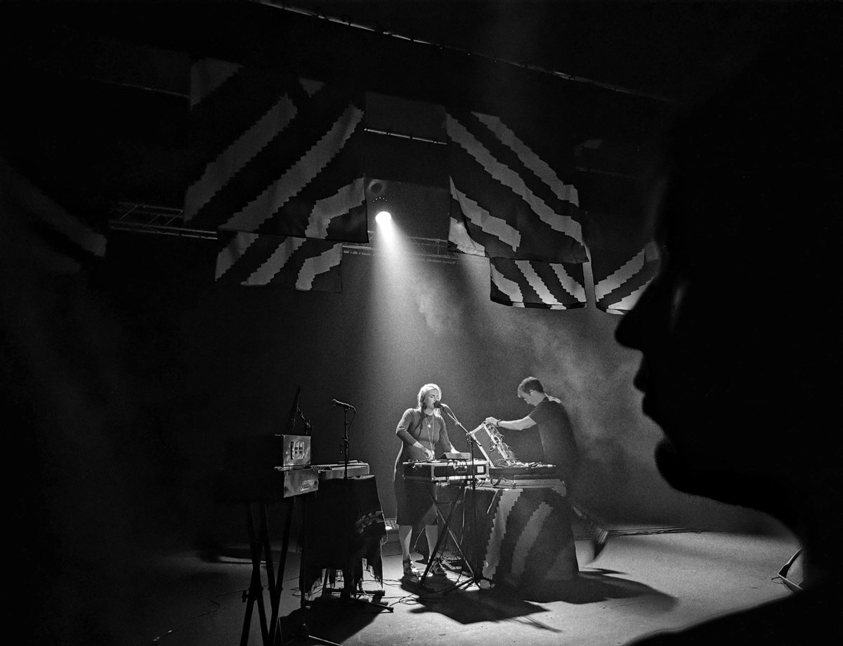 eke_eus's tweet photo. 💿 Lumi taldearen "Bezperen dirdira" disko berriaren aurkezpena argazkitan. 
Denboraz kanpo momentu polit bat... 
Zorionak! 
@usopopfest https://t.co/43P77Ge9Mu