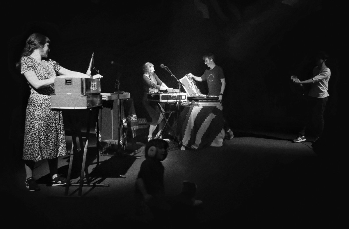 eke_eus's tweet photo. 💿 Lumi taldearen "Bezperen dirdira" disko berriaren aurkezpena argazkitan. 
Denboraz kanpo momentu polit bat... 
Zorionak! 
@usopopfest https://t.co/43P77Ge9Mu