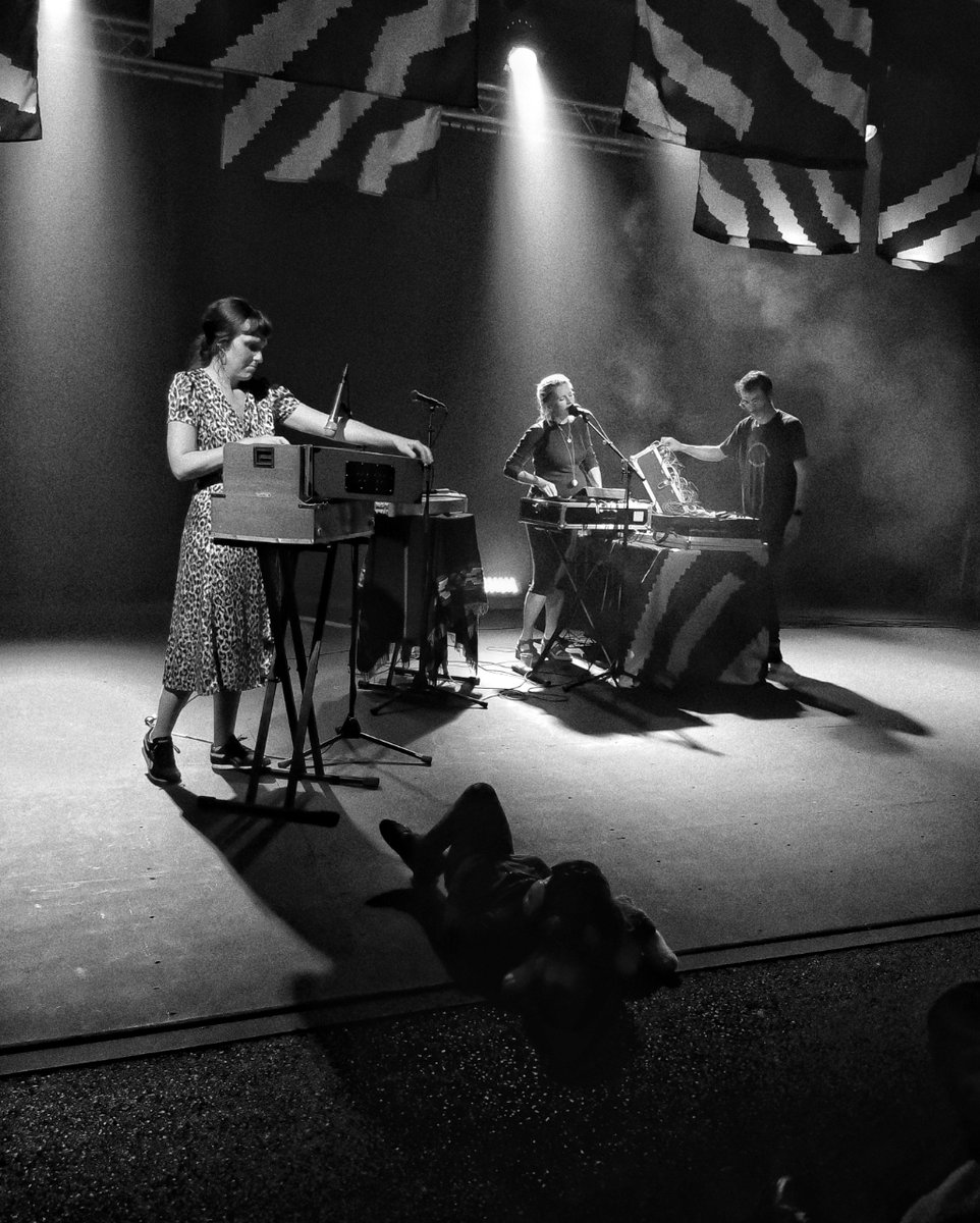 eke_eus's tweet photo. 💿 Lumi taldearen "Bezperen dirdira" disko berriaren aurkezpena argazkitan. 
Denboraz kanpo momentu polit bat... 
Zorionak! 
@usopopfest https://t.co/43P77Ge9Mu