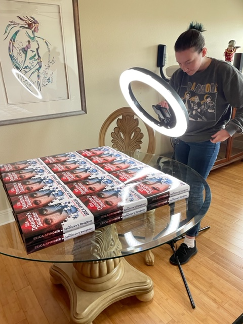 EricaSpindler's tweet photo. My most excellent assistant at work. How did we function before ring lights?
#bookish #booklaunch #behindthescenes #bookrelease #TheDetectivesDaughter #EricaSpindler https://t.co/kAW7LAVC6g