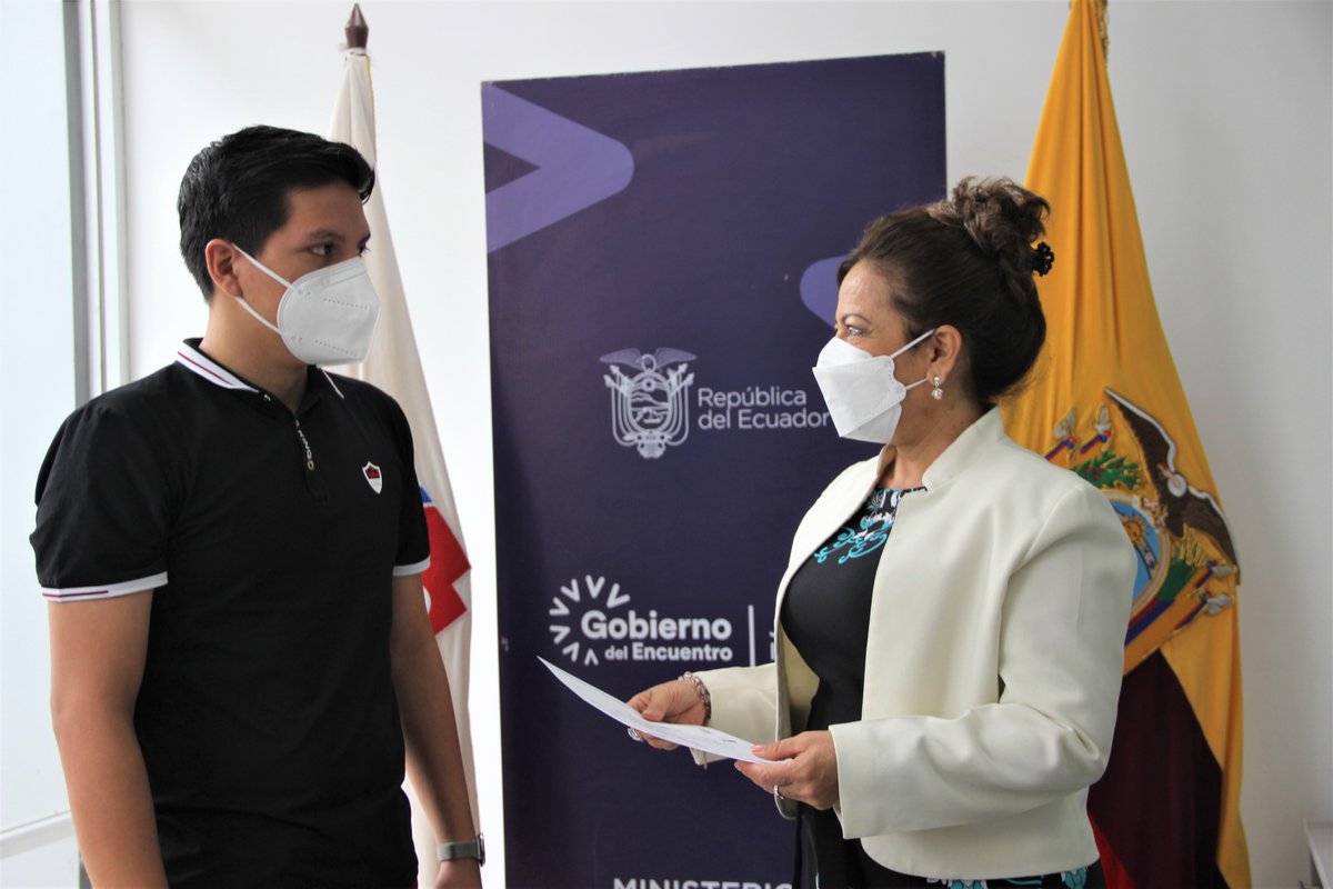 DPS_LosRios's tweet photo. #Milagro | La Dra. Alexandra Tamayo, coordinadora de @Salud_CZ5, certifica como Establecimientos 100% Libres de Humo de Tabaco, a 4 empresas: Supermercados AKI, Coop. de Ahorro y Crédito El Sagrario, Clínica Santa Inés y Consultorio Externo Milagro Centro Anexo al IESS. https://t.co/ri0W6XqUEK