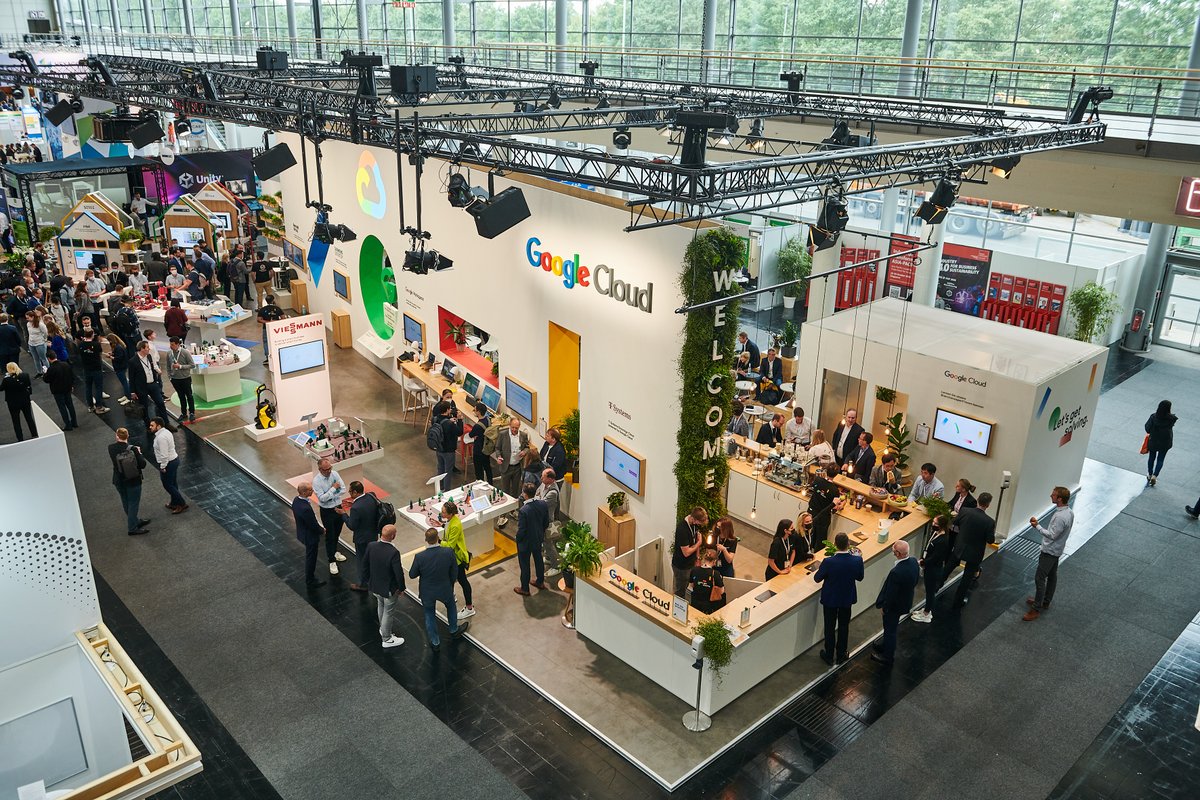 GoogleCloud_DE's tweet photo. Die @hannover_messe ist in vollem Gange mit inspirierenden Gesprächen an unserem Stand und auf den Bühnen. Besuchen Sie uns gerne am Google Cloud Stand E68 in Halle 4. #HannoverMesse2022 #LetsGetSolving #HMI https://t.co/ll0pHiCT8K