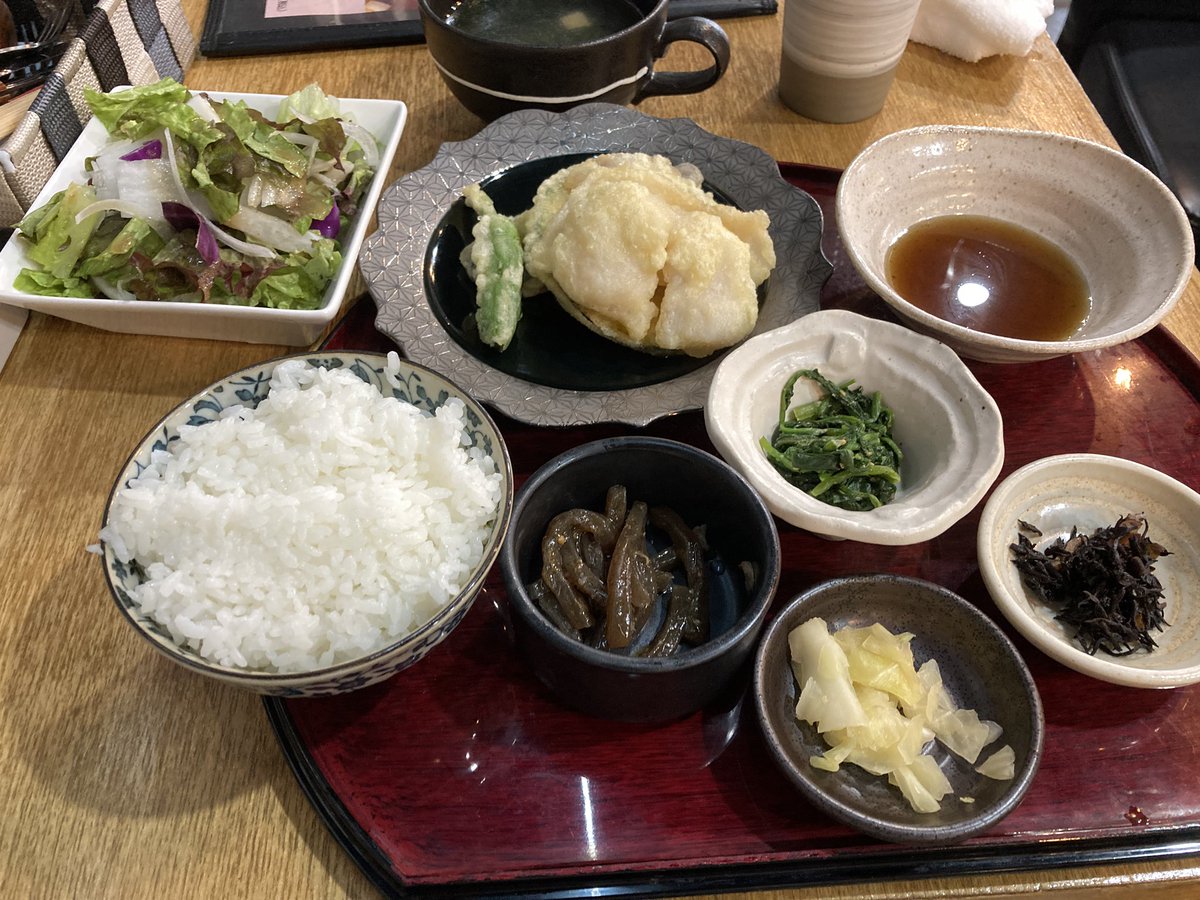 syuholi's tweet photo. 早くも5月が終わり。
月日が流れるのは本当に早い😅
今日のランチもお気に入りのお店に!
ここは味もバランスも良く、ご飯スープサラダがおかわり自由!その上すいてるw
少し分かりづらい場所だからかなぁ。不思議🤔
#yeossal https://t.co/Q7PSJwKsdD