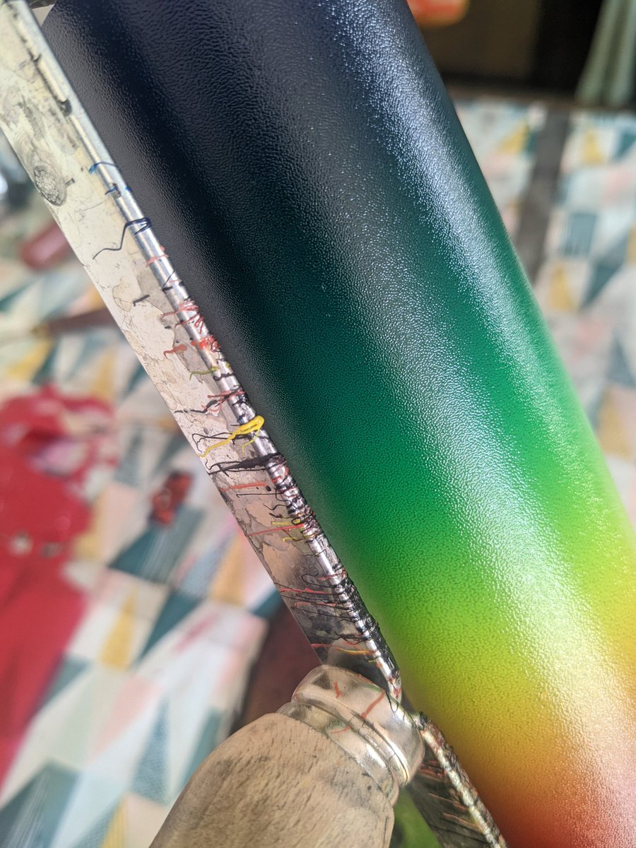 ShellyBrownIllu's tweet image. Also enjoying the tiny ink strings on the back of my roller ❤️🌈 #processshot #printmaking #linoprint #gradientart #ArtistOnTwitter @peopleofprint