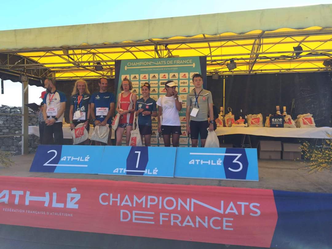 Departement63's tweet photo. 🏃‍♀️🏃‍♂️⛰ Bravo à nos champions ! 💪🤩🤩
La Team trail esprit volcans  à frappé fort ce week-end lors des  Championnats de France de trail à Salers et au @PuyMary_off.
🇫🇷 🏅Félicitations à Laure #Paradan qui s'offre le titre de championne de France sur le 53 km. 
👍 https://t.co/BuVIRjHsGl