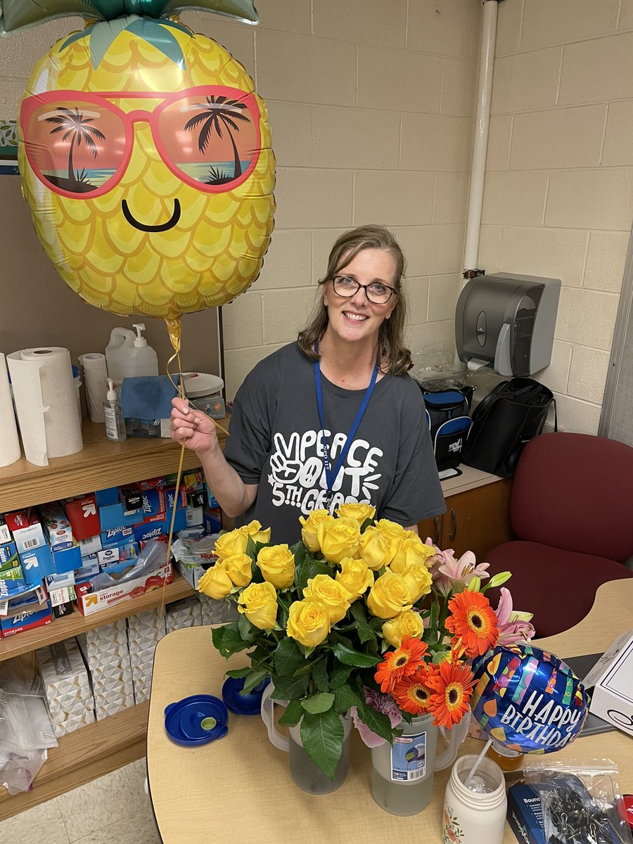 MsSFlak's tweet photo. Celebrating our amazing Para!! Happy birthday Mrs. Panella we love you and couldn’t do it without you 🥳@JuliaHerman117 #glanoaksschool https://t.co/9WLSnxFN7y