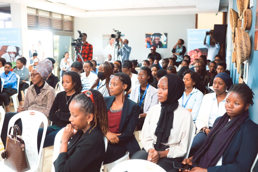 AissaCyiza's tweet photo. #YouthSeriesxDavisCollege 
@NgurizaNshore @USAIDRwanda https://t.co/2YWUkSBoSE