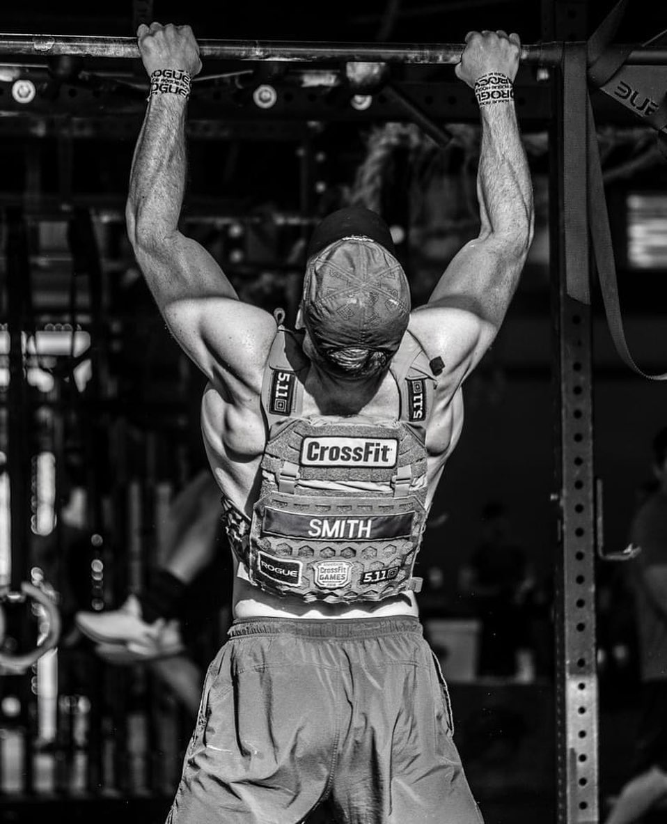 RogueFitness's tweet photo. Did you tackle Hero WOD Murph yesterday?

“Murph”
For time:
1 mile Run
100 Pull-ups
200 Push-ups
300 Squats
1 mile Run
In memory of Lieutenant Michael Murphy. #neverforgotten https://t.co/UXkHcRv8ND