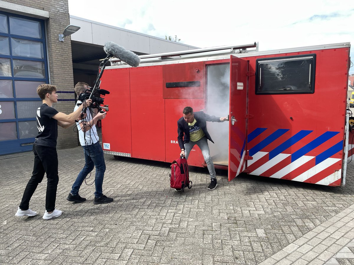 caroline_009's tweet photo. Opamens voor Samen Veilig van de @wosmedia gemaakt! Vanaf 1 juli rookmelders verplicht in elke woning. Schaf ze aan én hang ze op! 👉 Zorg zo voor tijdwinst bij vluchten voor jezelf, je huisgenoten en huisdieren. @HVeilig https://t.co/lnRN5x2xLY