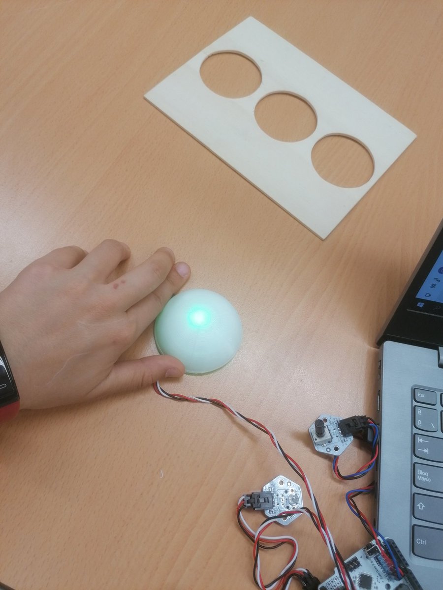 Ultimant detalls pel <a href="/RetoTech/">RetoTech</a> i acabant d'enllestir el nostre semàfor mesurador de so per l'aula! We are ready :)