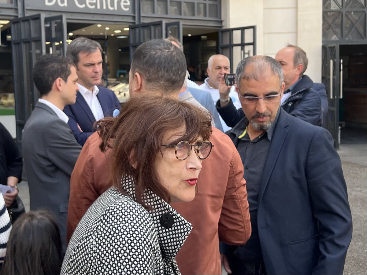 Ce matin à #Romainville, visite surprise du ministre <a href="/olivierveran/">Olivier Véran</a>, récemment rétrogradé. « Chargé des relations avec le Parlement », la moindre des choses aurait été de me prévenir !