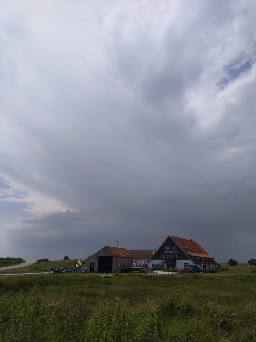 germus1949's tweet photo. Een dreigende bui boven Texel, gezien vanaf #Vlieland het #Posthuys. Maar blaffende honden bijten niet.... https://t.co/Dxv1u0Osjv