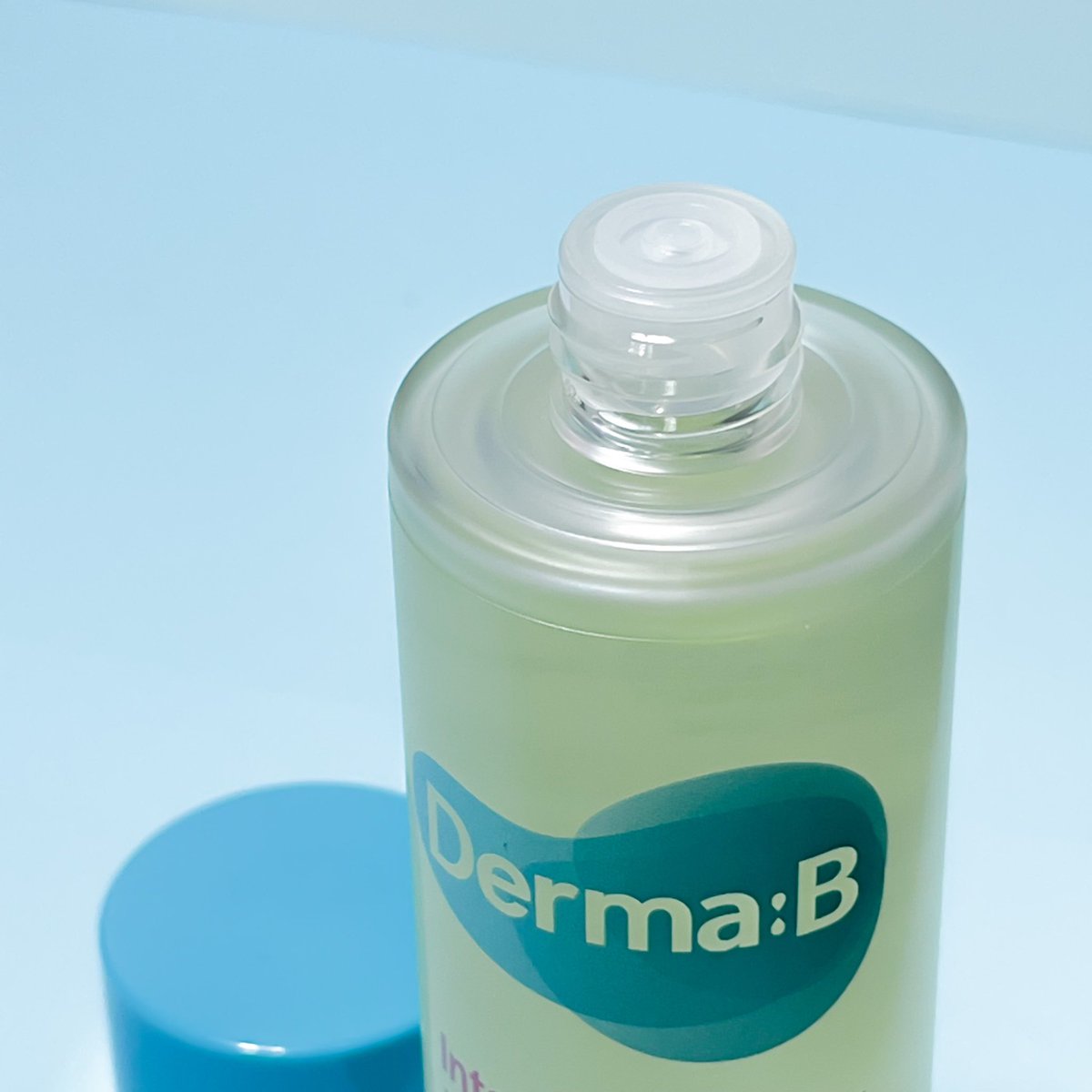privmeime_'s tweet photo. ได้ลองใช้ออยล์ทรีทเมนท์ของ Derma:B ดูแล้วต้องมาป้ายยาต่อเลย น้องเป็นออยล์สารพัดประโยชน์มาก ใช้ได้ทั้งตัว เราชอบทาตัวกับหน้ามาก รู้สึกว่าผิวฉ่ำเด้ง ผิวไม่แห้งกร้าน เราทาหลังอาบน้ำเสร็จนะ 🧴

#DermaB #Multioil #ออยล์ผิวเด้งใสซึมไวไม่เหนอะหนะ #ออยล์บำรุงผิวด้วยอาหาร20ชนิด https://t.co/IHmmnxt1ib
