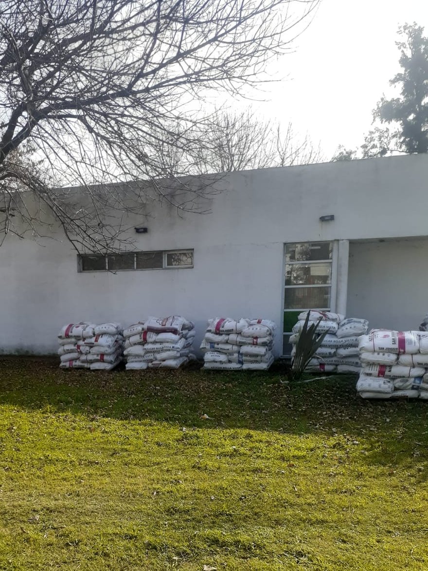 AgrarioPBA's tweet photo. Por el programa #BancoDeInsumos entregamos 542 bolsas de 50 kg. de azúcar para 30 productores y productoras apícolas de #Tornquist, acompañándolos en el marco de la sequía que afectó la floración y a sus colmenas. https://t.co/XhnkLcTQ4j