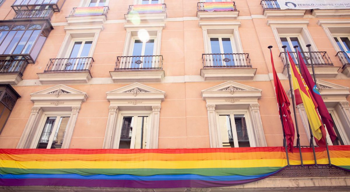 Rita_Maestre's tweet photo. Almeida y Vox acaban de votar para que quitemos la bandera del balcón de Más Madrid. Ni lo sueñen. La bandera se queda. https://t.co/WkgZzqTtQU