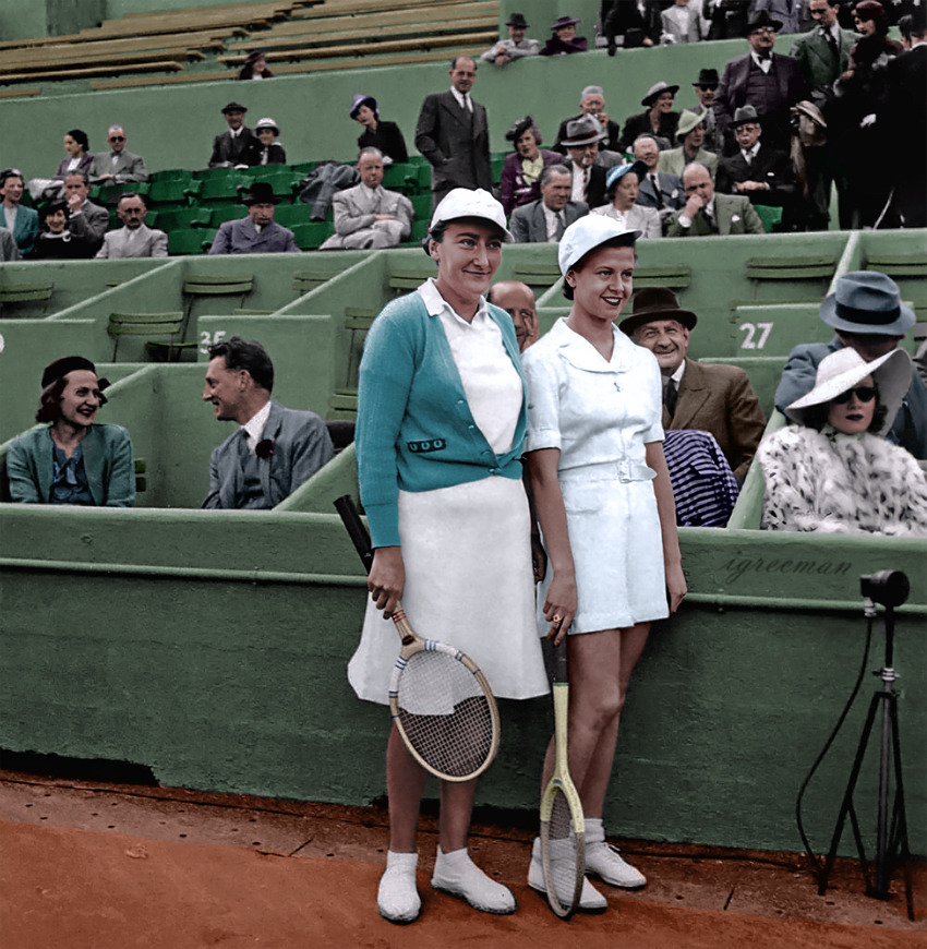 Simonne Mathieu, Nelly Landry, and Marlene Dietrich at Roland Garros 1938. 

(via the awesome women-tennis-colorizations.tumblr.com)
