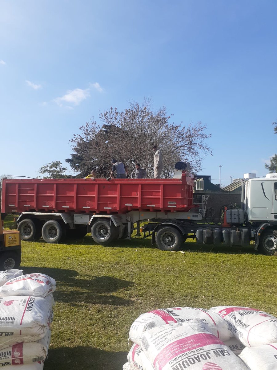 AgrarioPBA's tweet photo. Por el programa #BancoDeInsumos entregamos 542 bolsas de 50 kg. de azúcar para 30 productores y productoras apícolas de #Tornquist, acompañándolos en el marco de la sequía que afectó la floración y a sus colmenas. https://t.co/XhnkLcTQ4j
