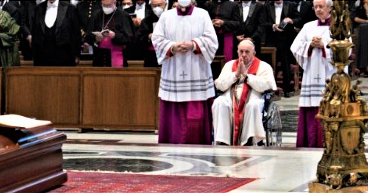 catholicnews1's tweet photo. #PopeFrancis Attends #Funeral Mass of #CardinalSodano and Provides the Valediction at the Conclusion of the Liturgy in the #Vatican 
https://t.co/oLTD7kxPRs https://t.co/ls1OFeYi2d