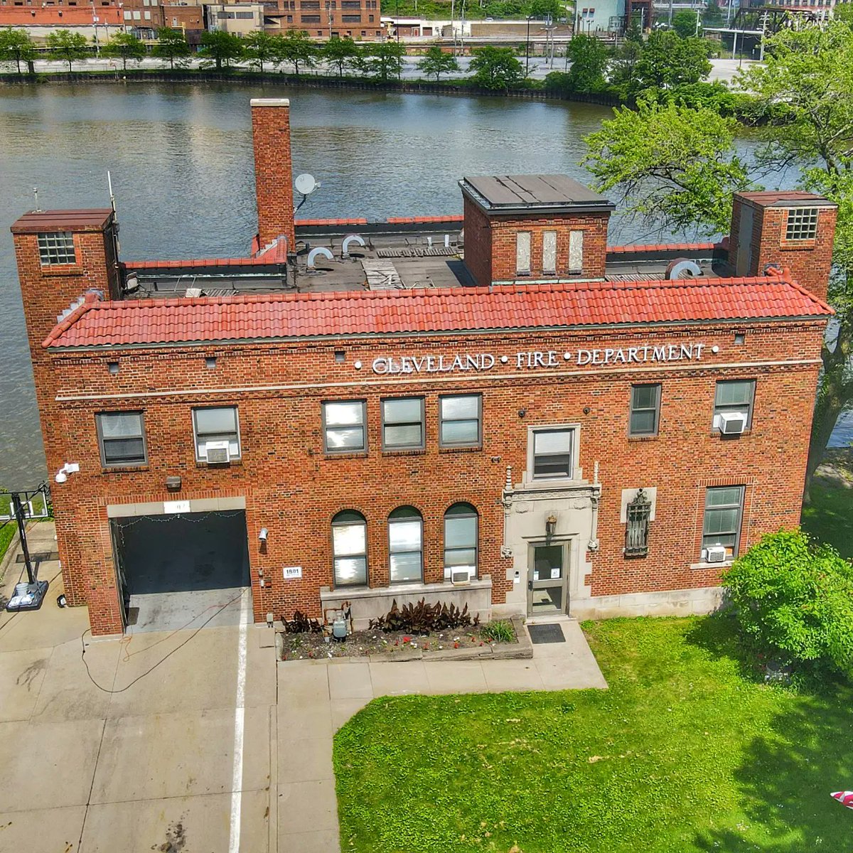 Brodie76's tweet photo. Drone shots of @ClevelandFire Station 21 & Marine located at 1801 Carter Rd.
#firefighters #cleveland #Clevelandfire #clevelandohio #dronephotography #drone #dronestagram https://t.co/kRLvwy7gXQ