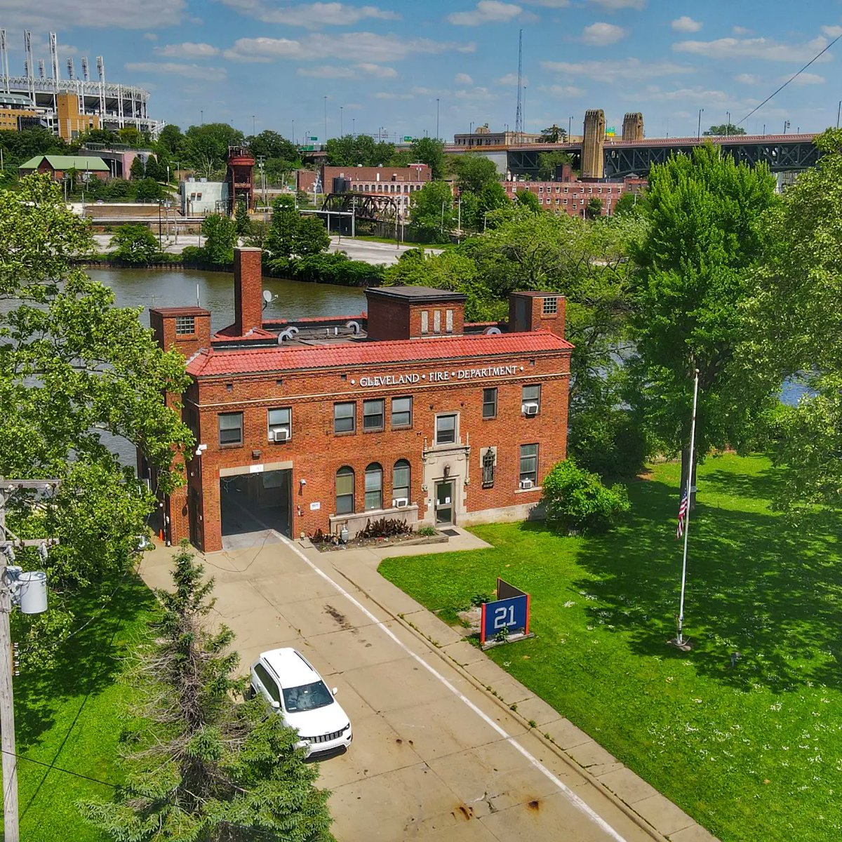 Brodie76's tweet photo. Drone shots of @ClevelandFire Station 21 & Marine located at 1801 Carter Rd.
#firefighters #cleveland #Clevelandfire #clevelandohio #dronephotography #drone #dronestagram https://t.co/kRLvwy7gXQ