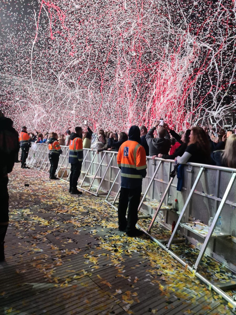 MaryStrutt's tweet photo. #AskMe how happy I am to be back at concerts! Absolutely fabulous night with @SJALondonMRT volunteering with @stjohnambulance at Southampton for @thekillers. So great to catch up with so many amazing people from across the organisation and see team work at its best! 🎸💚 https://t.co/GVXWPWbGzR