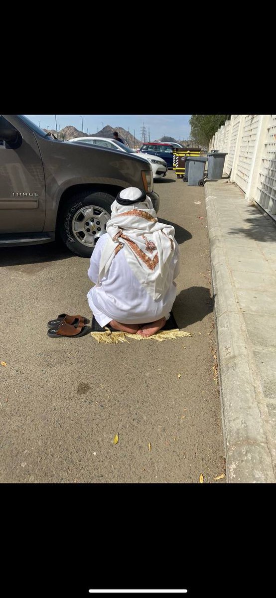 KSASociety's tweet photo. فتاة تنشر صورة لوالدها، وتعلّق:

"كل مره اخرج فيها من الجامعه القى بابا يستناني قبل الوقت، ولا عمرو يبين تعبه الله لا يحرمني منه" ♥️
.. https://t.co/wgEeSqlUiw