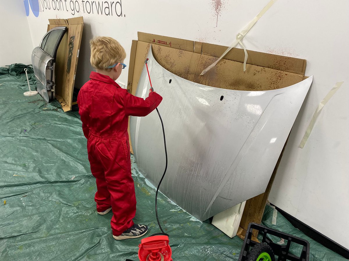 CovMuseumsLearn's tweet photo. Well of course we let families loose with opportunities to playfully experiment with spray bottles, pumps, wheels and more to figure out the best way to paint a car. Our wonderful collections manager @ElisabethChard even pulled out car parts for us to use 🤩 @CovTM #kidsinmuseums https://t.co/x1Kcg1bIz5