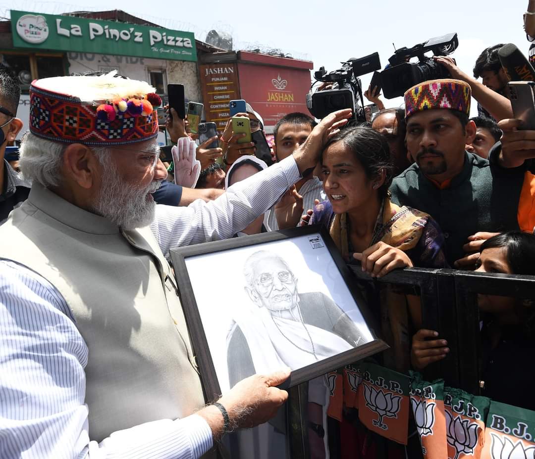 SuhaniR51117757's tweet photo. मां की पेंटिंग लेने को PM नरेंद्र मोदी ने रुकवाई कार। लड़की के सिर पर हाथ रखते हुए पूछा- कितने दिन में बनाई?
#NarendraModi
#ModiInShimla
#HimachalPradesh
#PMNarendraModiInHimachalPradesh https://t.co/HFnx8yNUl2