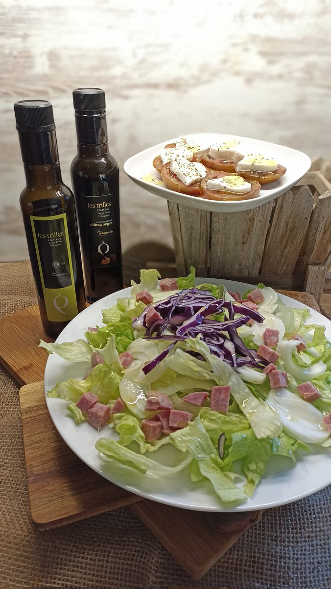 mtllaurado's tweet photo. Avui #lasanyaambbledes plaques de lasanya fresca, amb bledes, ceba, cansalada , pinyons i #mozarella ... @OlisBellaguarda per amanir l' enciam amb lombarda i catalanades @CalMarc1902 i la #tomaca amb formatge fresc un préssec per les postres, ja ho tenim llest això !! https://t.co/zxext2ZpJJ