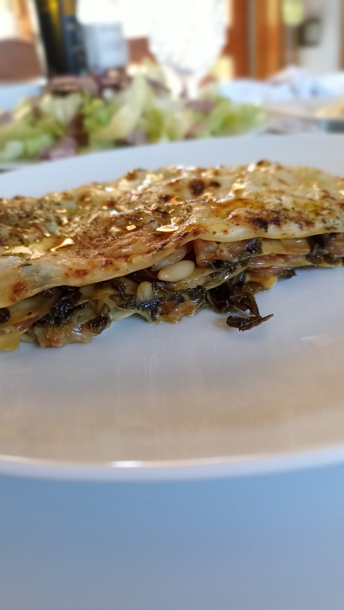 mtllaurado's tweet photo. Avui #lasanyaambbledes plaques de lasanya fresca, amb bledes, ceba, cansalada , pinyons i #mozarella ... @OlisBellaguarda per amanir l' enciam amb lombarda i catalanades @CalMarc1902 i la #tomaca amb formatge fresc un préssec per les postres, ja ho tenim llest això !! https://t.co/zxext2ZpJJ