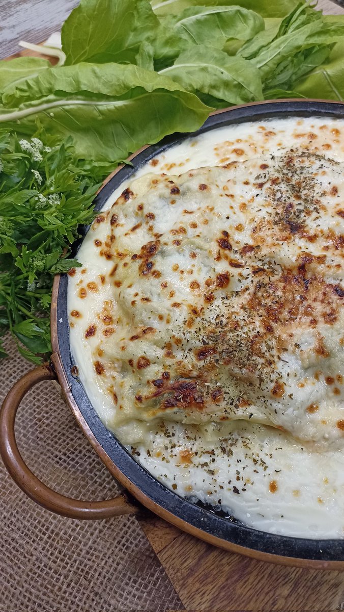 mtllaurado's tweet photo. Avui #lasanyaambbledes plaques de lasanya fresca, amb bledes, ceba, cansalada , pinyons i #mozarella ... @OlisBellaguarda per amanir l' enciam amb lombarda i catalanades @CalMarc1902 i la #tomaca amb formatge fresc un préssec per les postres, ja ho tenim llest això !! https://t.co/zxext2ZpJJ