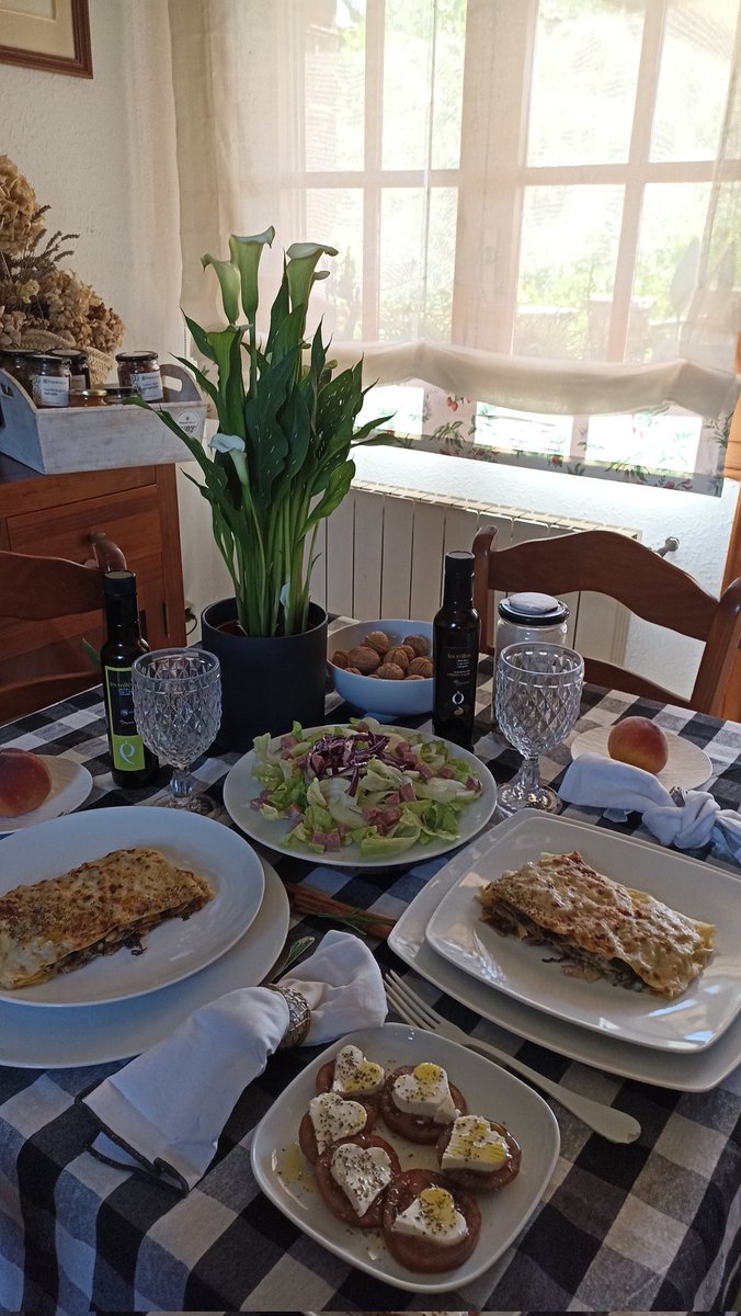mtllaurado's tweet photo. Avui #lasanyaambbledes plaques de lasanya fresca, amb bledes, ceba, cansalada , pinyons i #mozarella ... @OlisBellaguarda per amanir l' enciam amb lombarda i catalanades @CalMarc1902 i la #tomaca amb formatge fresc un préssec per les postres, ja ho tenim llest això !! https://t.co/zxext2ZpJJ