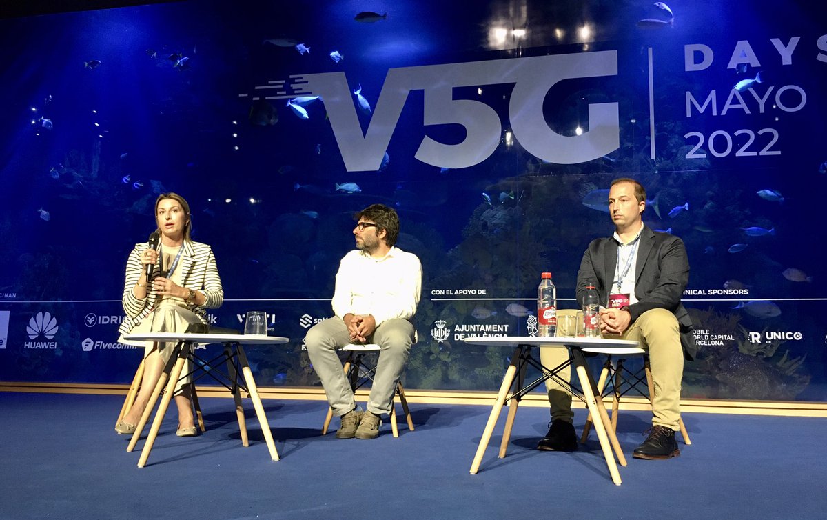 VLCTechCity's tweet photo. 👋 ¡Vamos a por la última mesa redonda de #V5GDays22! 

🤖 Conocemos las últimas aplicaciones del 5G aplicado al transporte y la logística de la mano de Héctor Donat, CEO de @Fivecomm5G; María Benítez, CMO de @RobotnikRobots y Carlos Viudez de #Macfly. https://t.co/6Gd4tGixWj