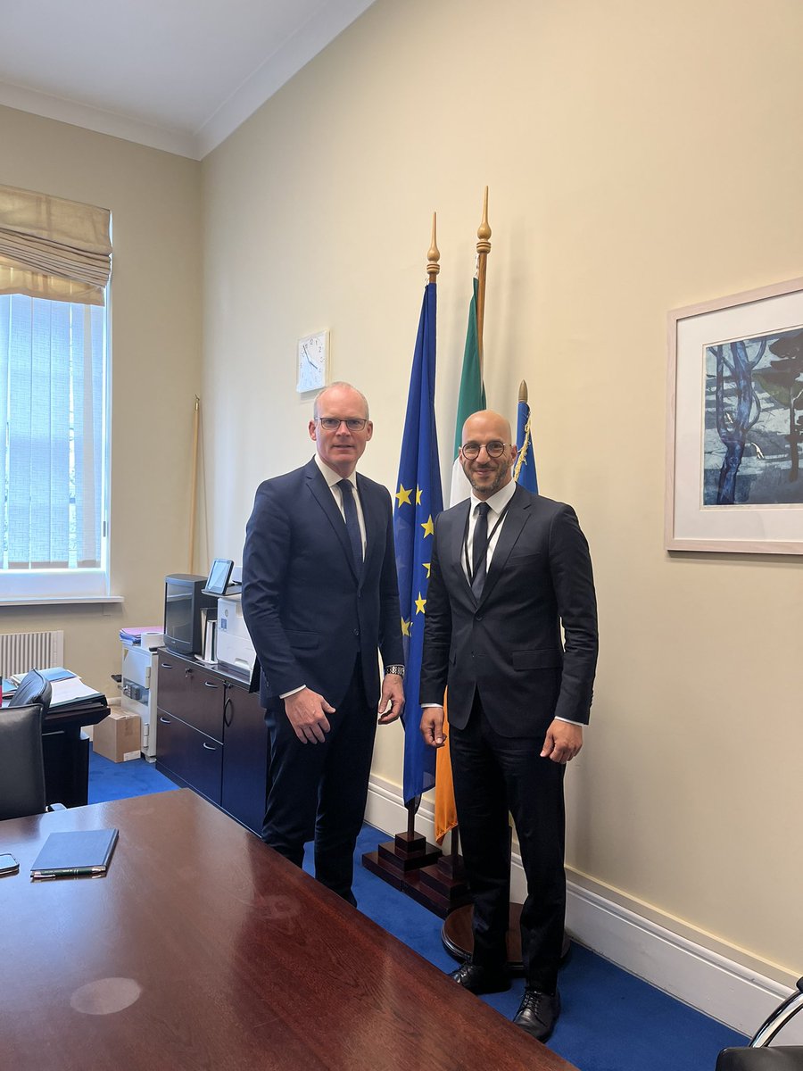 لقائي اليوم بوزير الخارجيه الايرلندي سيمون كوفيني في العاصمة الايرلندية دبلن. الهم الفلسطيني السياسي و الاقتصادي كبيير من القدس الى غزة الى المخيمات. ايرلندا دولة صديقة و حليفه وهي عضو في مجلس الامن حاليا و دولة لها احترامها في المنطقة و نحن بحاجه للاصدقاء في هذا الوقت.