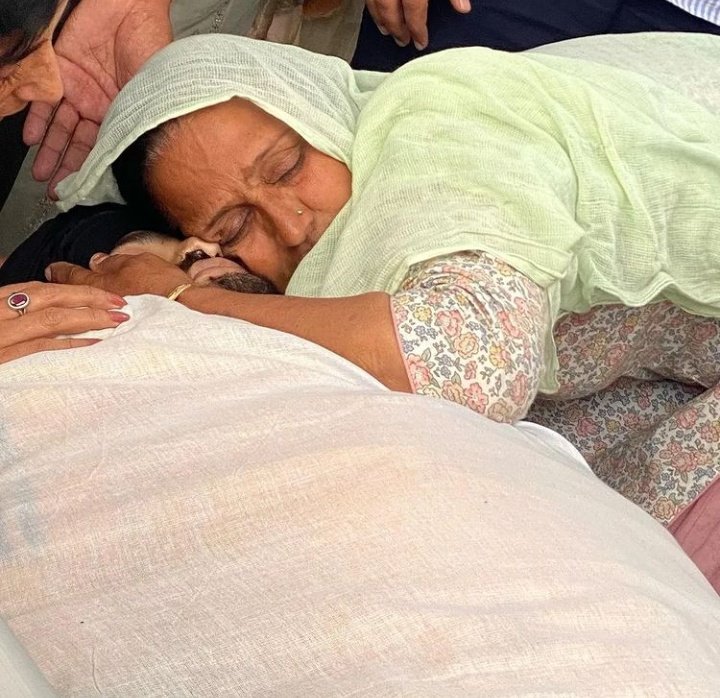 zyam_ii's tweet photo. Sidhu Moose Wala's mother gave his son the last cuddle 💔 #sidhumoosewala #JusticeForSidhuMooseWala 💔 https://t.co/7ZZXeJE6lY